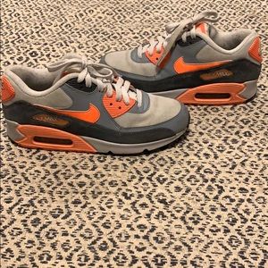 NIKE Air Max 90. Neon orange, dark and light grey.